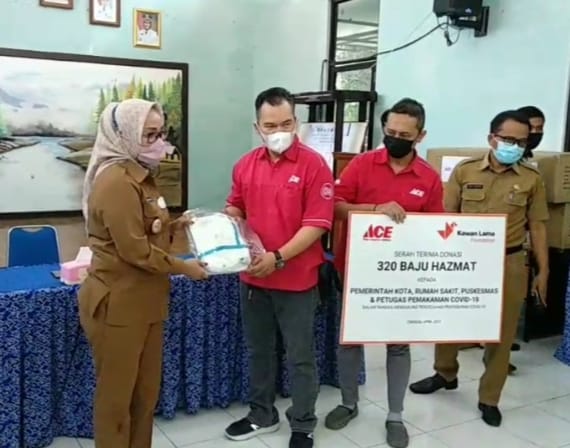 Kawan Lama Foundation Salurkan 320 APD Hazmat untuk Pemkot Cirebon