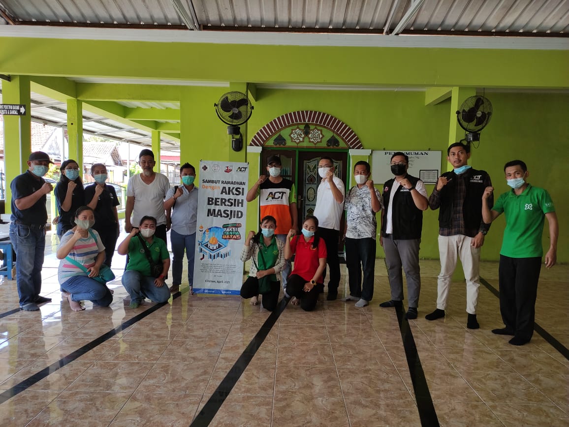 PHRI, IHGMA Cirebon dan ACT Bersih-bersih Masjid
