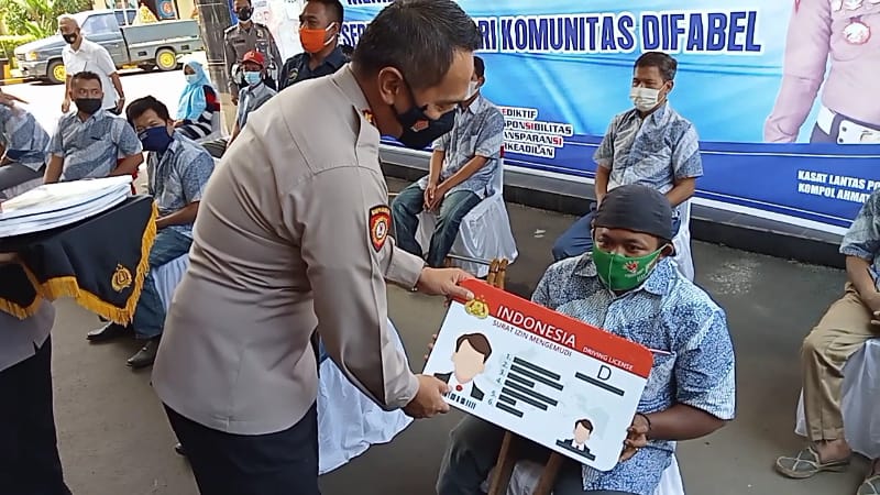 13 Penyandang Difabel Dapat SIM D Gratis setelah Lulus Ujian di Polresta Cirebon