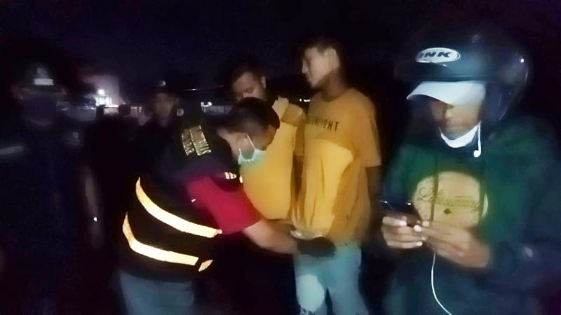 Razia Malam, Cegah Tawuran, Bubarkan Gerombolan Pemuda di Rel Kereta Krucuk