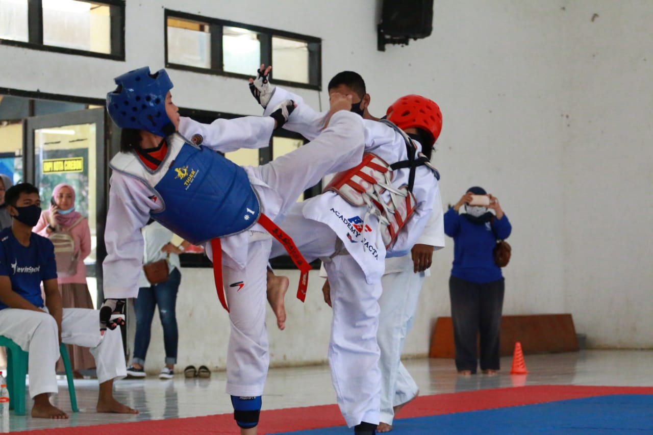 Shafira Atlet Taekwondo Asal Cirebon, Masih Kecil tapi Prestasinya Segudang