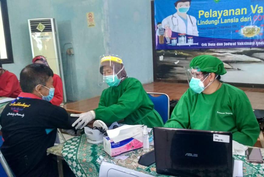 Ratusan Lansia Kecamatan Kesambi Disuntik Vaksin Covid-19 Dosis Pertama