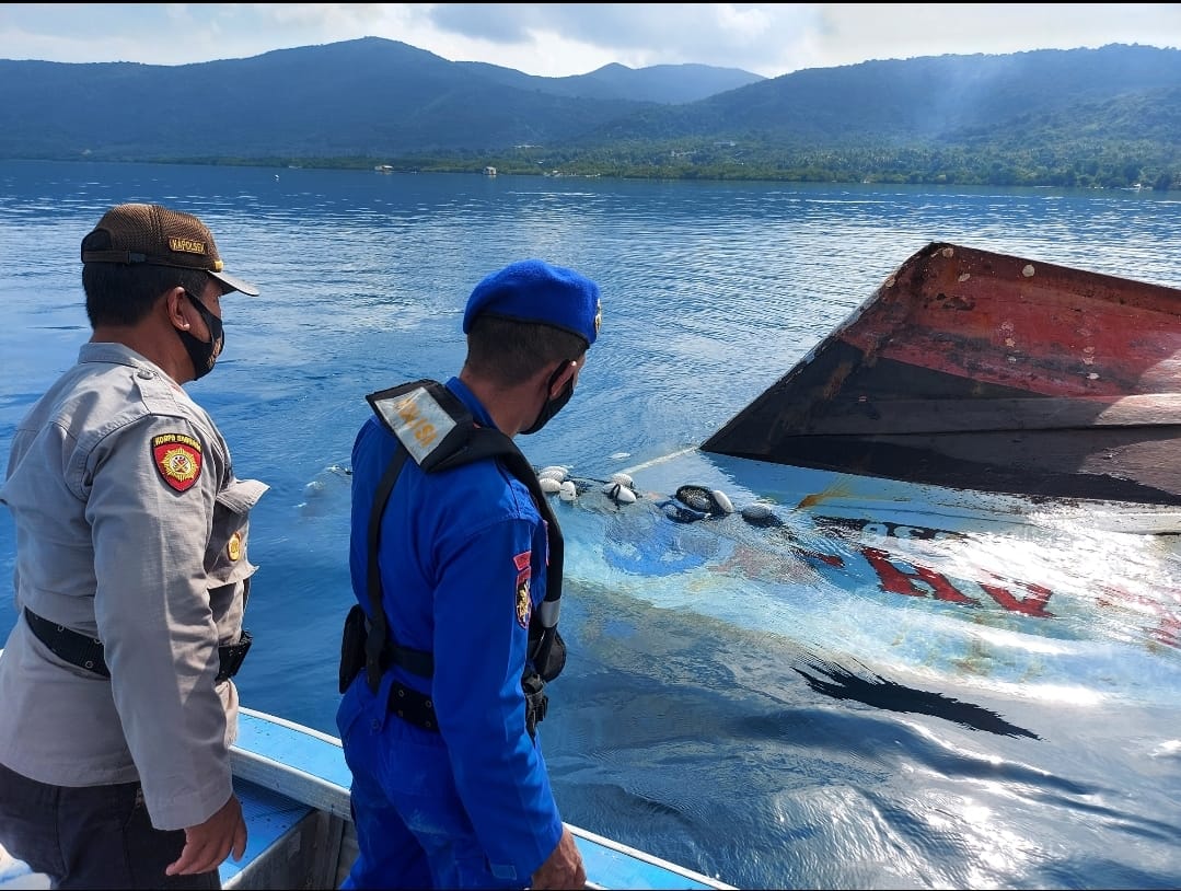 KM Barokah Jaya Terseret Ombak sampai ke Karimun Jawa