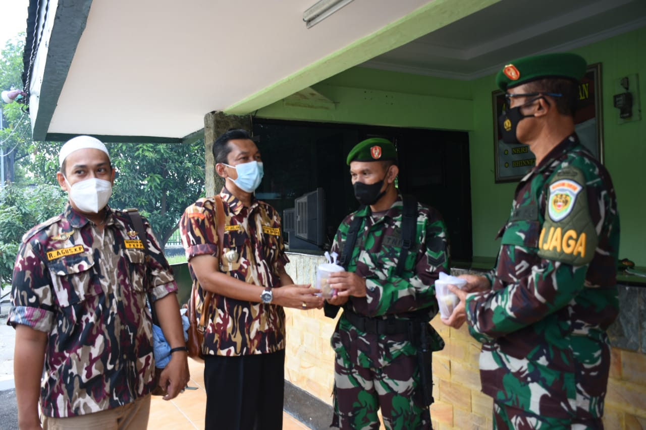 GM FKPPI Kota Cirebon Bagi-bagi Takjil untuk Anggota Polri dan TNI