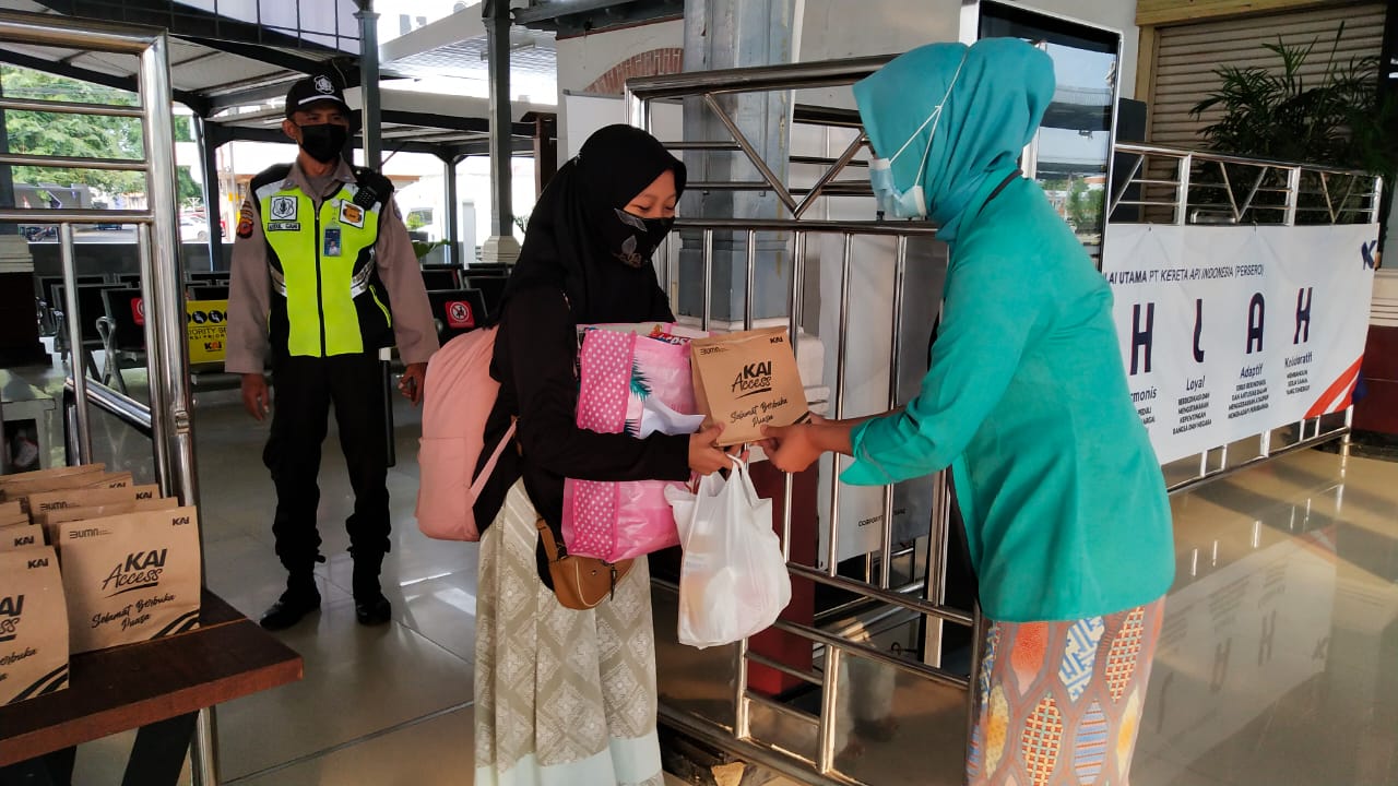KAI Daop 3 Cirebon Bagikan Takjil Gratis bagi Calon Penumpang Kereta di Stasiun Prujakan