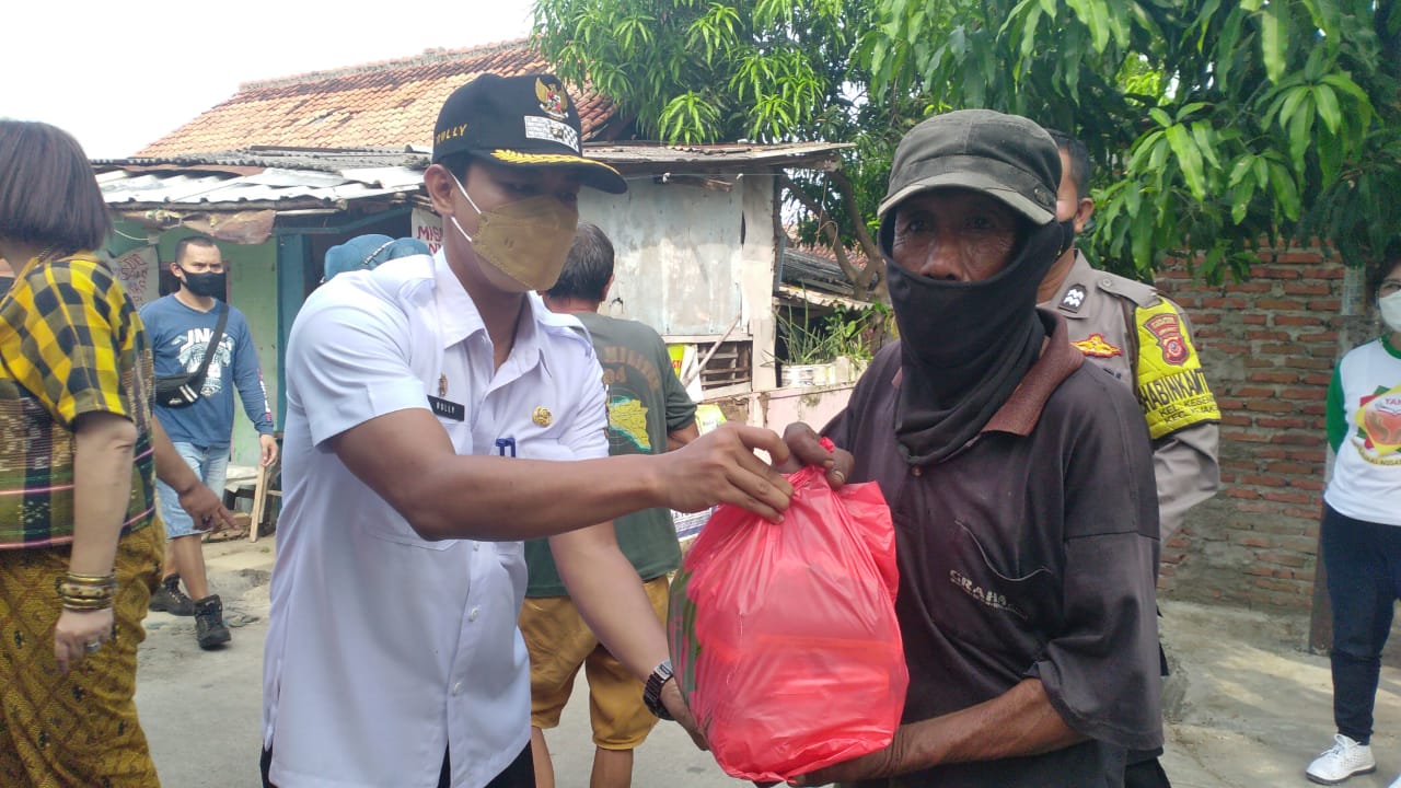 YANU Bagikan 1.000 Paket Sembako bagi Warga yang Membutuhkan di Kota Cirebon