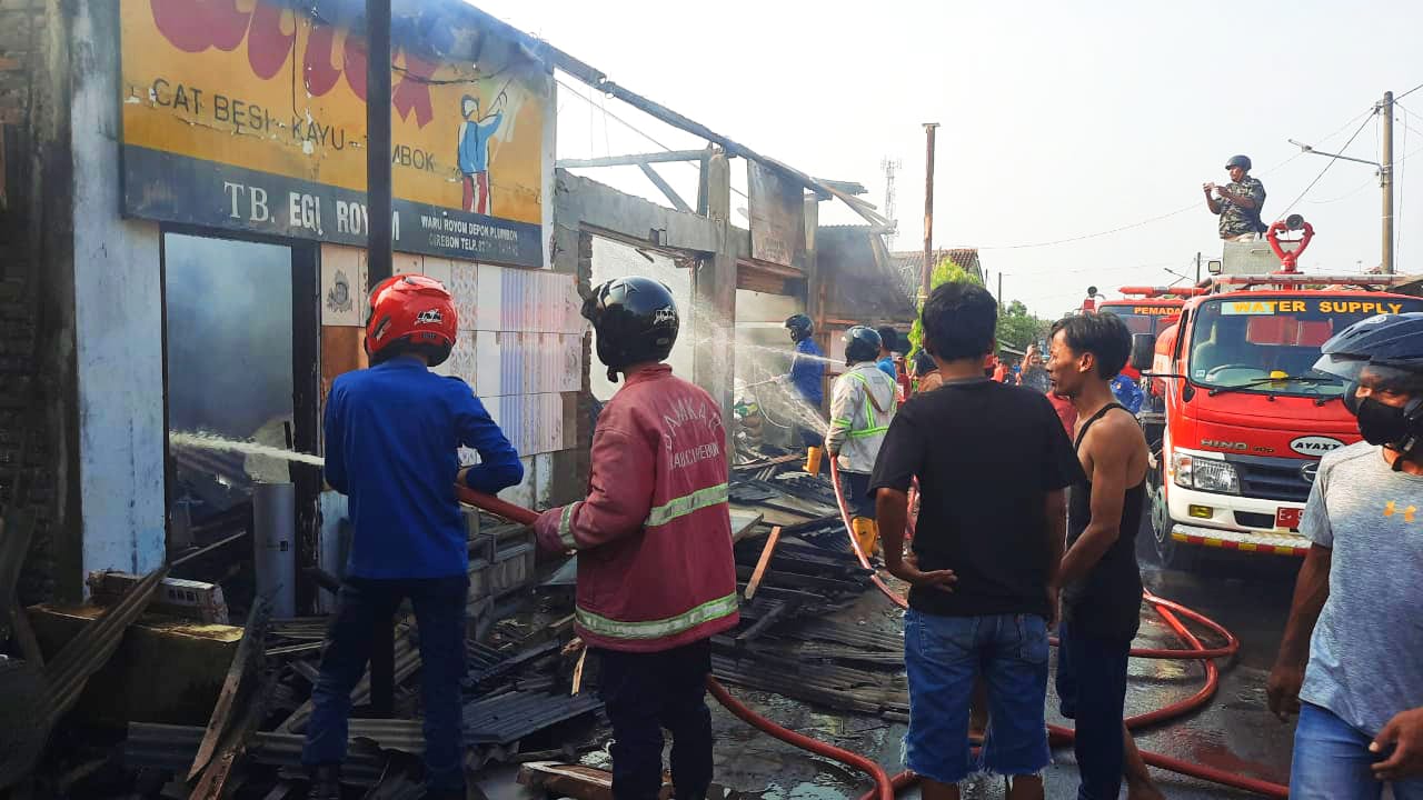 Toko Material dan Klontong di Depok Cirebon Ludes Terbakar