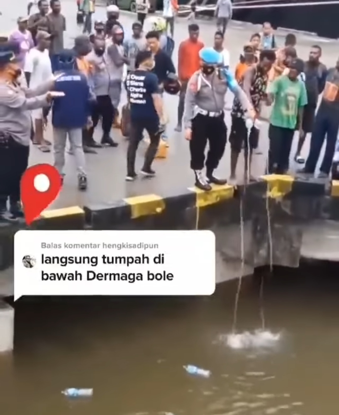 Viral Polisi Buang Sampah Plastik ke Laut, Aksinya Bikin Miris