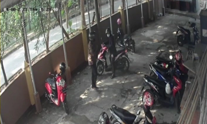 2 Pelaku Curanmor di Kompleks Pemkab Cirebon Kenakan Batik ala Pegawai