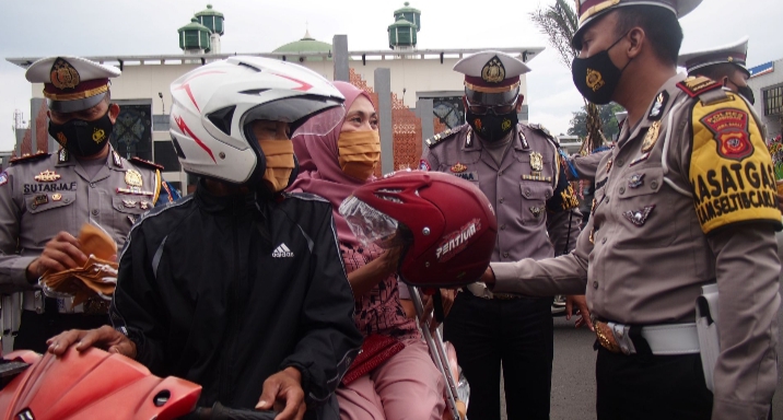 Operasi Keselamatan, Satlantas Polres Kuningan Bagikan Takjil dan Helm Gratis