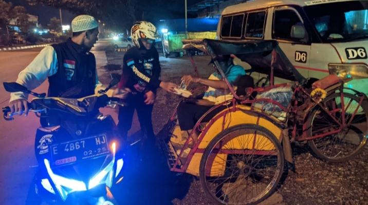 Cari Pahala di Sepertiga Malam, Bikers Subuhan Cirebon Bagi Paket Sahur