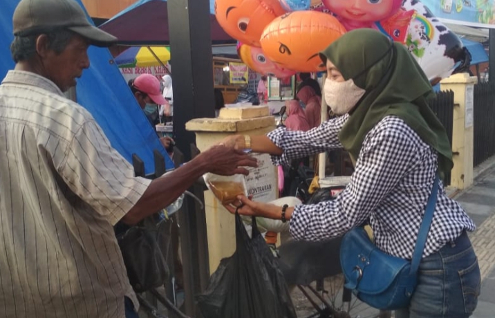 SMK Budi Arti Cirebon Gandeng Baznas Bagikan Takjil Gratis On The Road