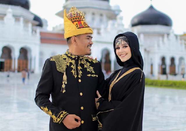 Bangga Memeluk Islam dan Menikahi Pria Aceh, Model Cantik Asal Prancis Sempat Rasakan Ini