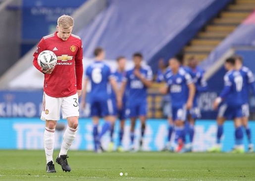 Gagal Temukan Posisi yang Pas, MU Akan Barter Van de Beek