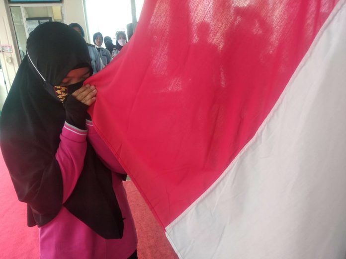 Cium Merah-Putih, Wanita Ini Tinggalkan ISIS, Kembali ke NKRI