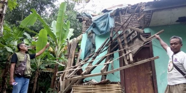 Lima Rumah rusak Diterjang Angin Puting Beliung Terjang