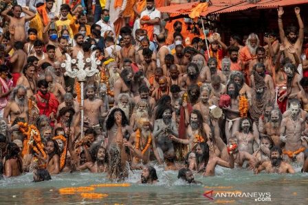 Di India, Ribuan Jenazah COVID-19 Dibuang ke Sungai Gangga