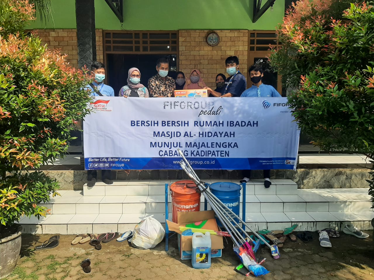 FIFGROUP Kadipaten Bersihkan Masjid
