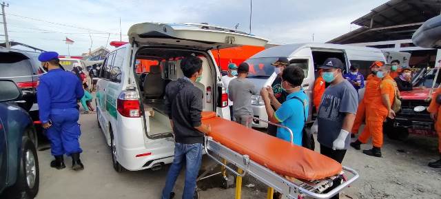 Ambulans Bersiap di TPI Eretan, Lokasi Disterilkan Menyambut Kedatangan ABK Barokah Jaya