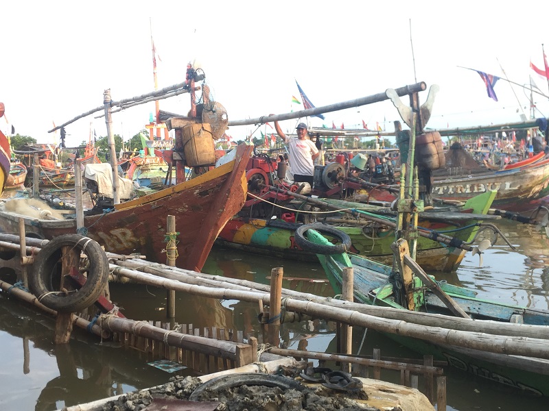 Hindari Penyekatan, Warga Mundu Mudik Pakai Perahu dari Jakarta