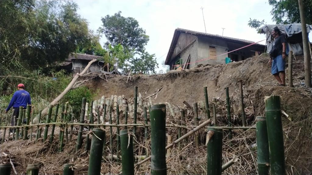 Empat Rumah Harus Direlokasi