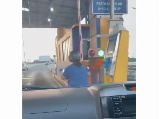 Bawa Kartu E-Toll, Emak-emak Naik Motor Masuk Tol Dalam Kota