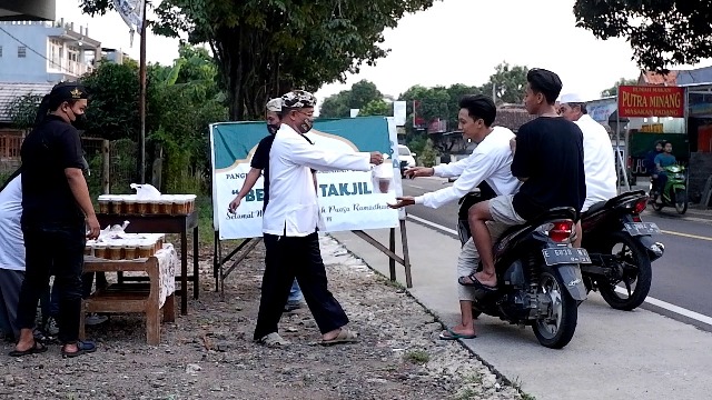 Keluarga Besar Pangeran Alas Berbagi Takjil di Jalan Raya