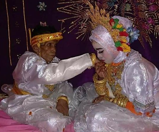 Kakek Nikahi Gadis 19 Tahun, Lamar Ibunya Ditolak, Eh Dapat Anaknya