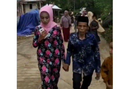 Dinikahi Kakek 58 Tahun, Gadis Ini Dibilang Matre, Ternyata Suami Cuma Tinggal di Gubuk