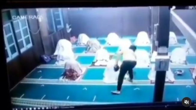 Laknat! Maling Geledah Tas Jamaah saat Sedang Sujud