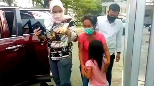 Nenek Pukuli Cucu karena Dapat Uang Sedikit saat Mengemis, Berakhir Ditangkap Polisi