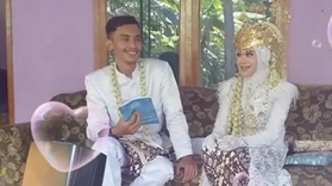 Tak seperti Atta-Aurel, Pasangan Pengantin Ini Menikah tanpa Pelaminan