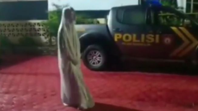 Lagi, “Pocong” Berhasil Ditangkap Polisi karena Bikin Resah