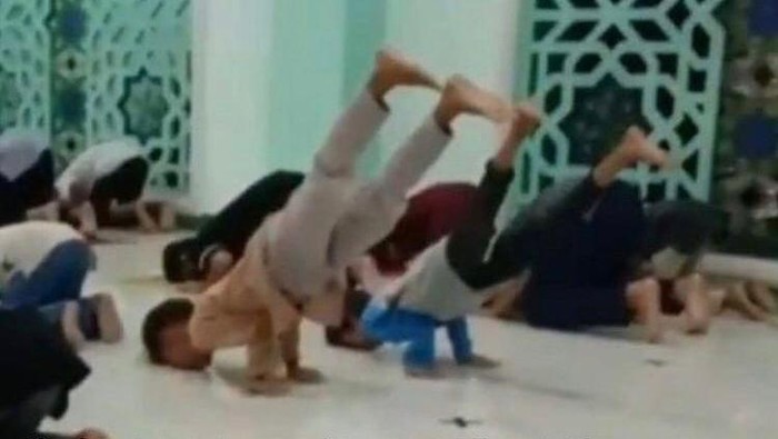 Sujud Freestyle Meresahkan, MUI Bilang Begini