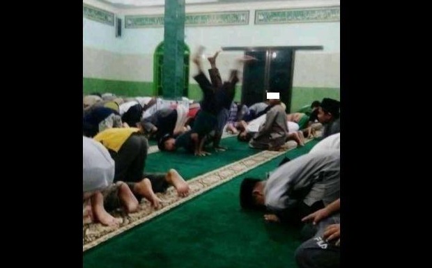 Bukannya Sujud, Bocah Ini Malah Freestyle