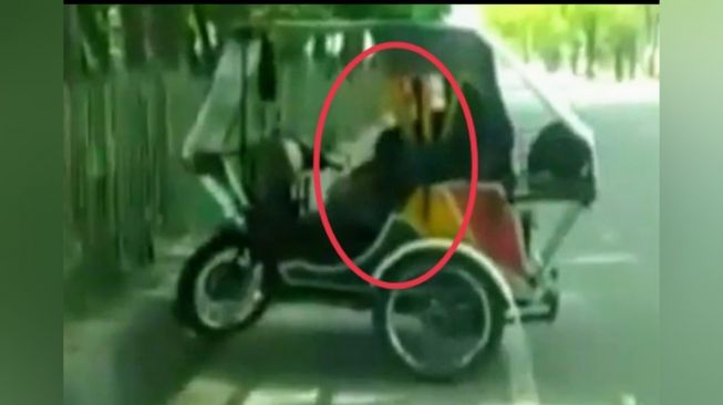 Viral Becak Bergoyang, Ada Pria dan Wanita Sedang Begituan