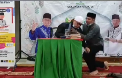 Ustadz Zacky Mirza Pingsan saat Mengisi Ceramah