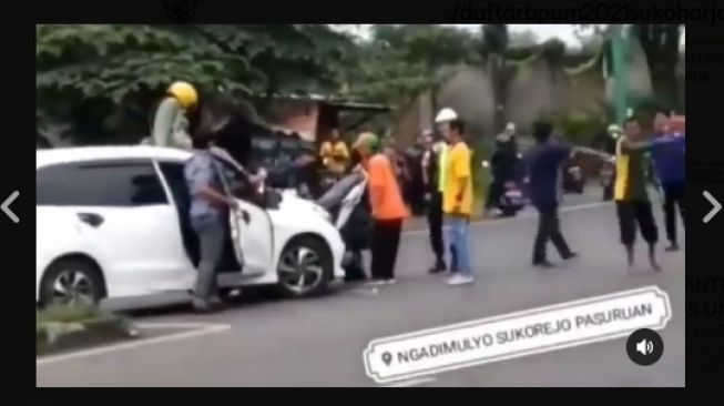 Kecelakaan Mobil dan Motor, Korban Meronta Kesakitan di Kap Mobil