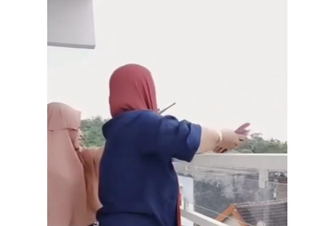 Wanita Ini Sawer Uang Rp 100 Juta, Disebar dari Balkon Rumah