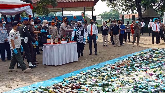 Musnahkan Ribuan Botol Miras di Ranggajati, Kapolresta: Ini Bentuk Pertanggungjawaban Kita