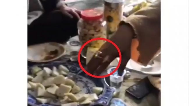 Geger Emak-emak Pamer Emas saat Lebaran, Langsung Panen Hujatan