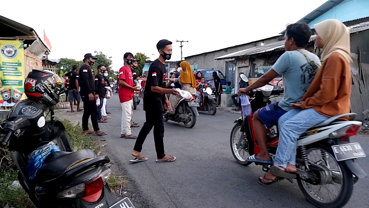 BPKel OI Suara Hati Cirebon Gelar Bagi Takjil dan Doa Bersama untuk Prajurit KRI Nanggala 402