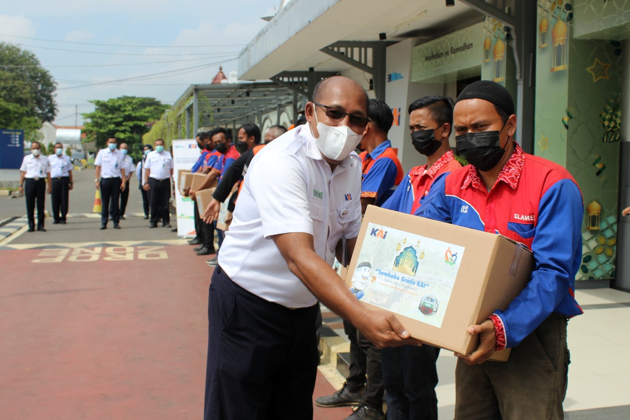 PT KAI Daop 3 Cirebon Salurkan Paket Sembako Gratis bagi Tenaga Porter