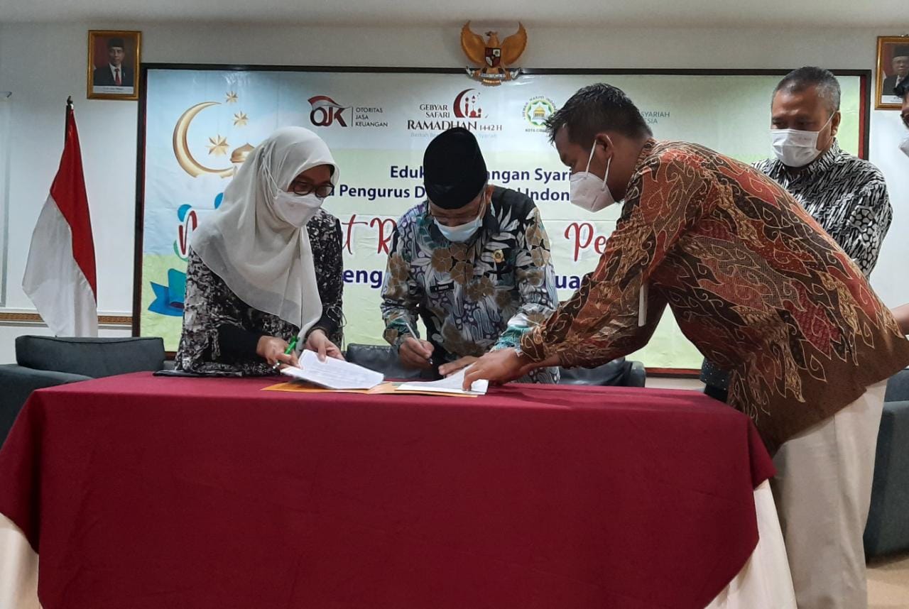 BSI Area Cirebon Kerja Sama dengan OJK dan DMI Salurkan Ziswaf lewat QRIS
