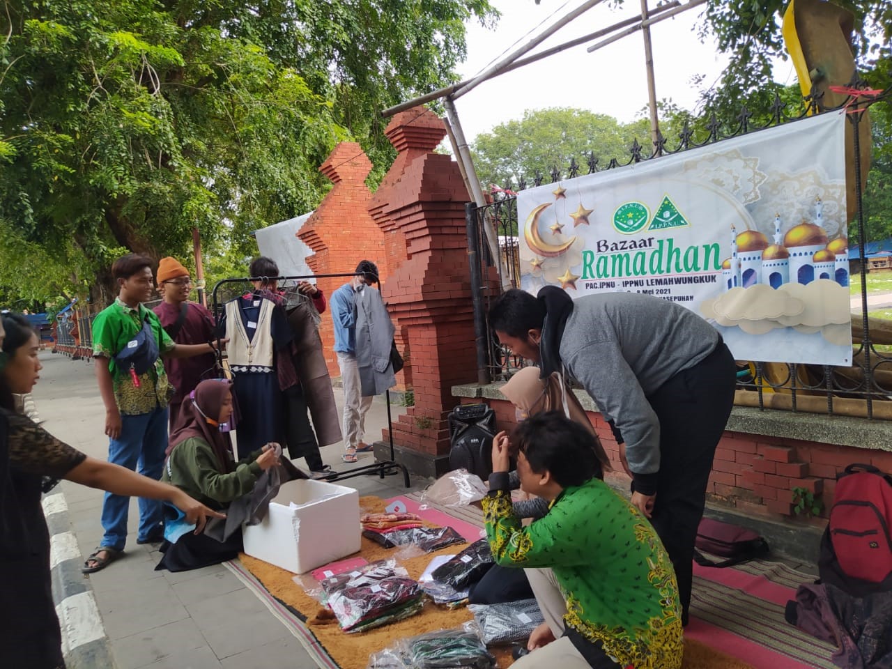 IPNU Lemahwungkuk Bantu Masyarakat dengan Gelar Bazar Ramadan Pakaian Layak, Hasilnya untuk Kaum Duafa