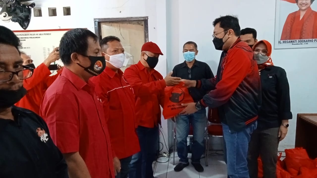 PDI Perjuangan Kota Cirebon Bagikan Bingkisan Idul Fitri untuk Pengurus dan Masyarakat