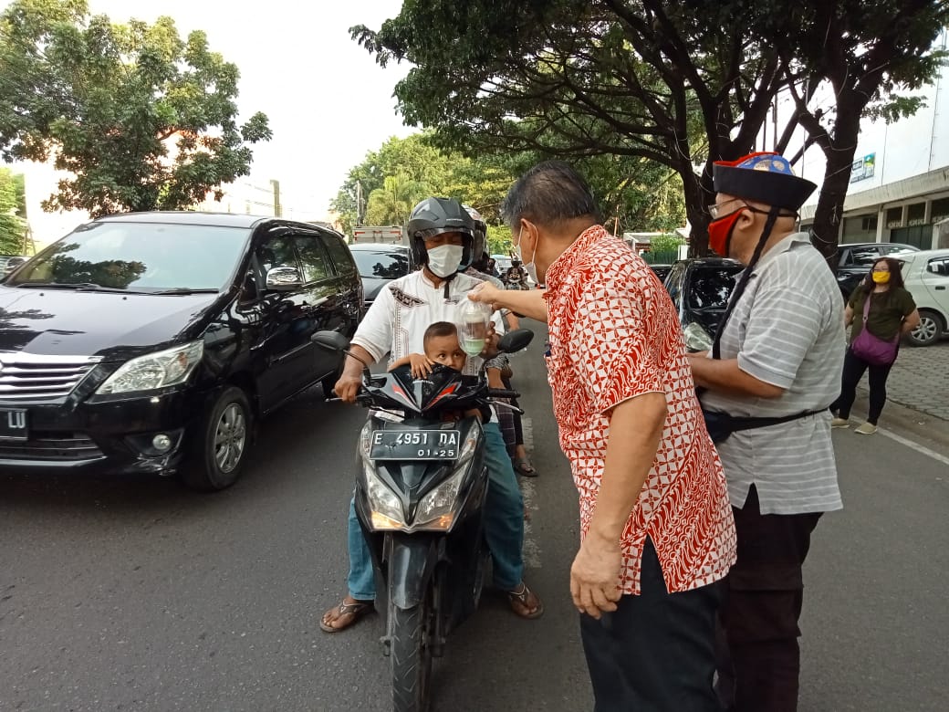 Tumbuhkan Toleransi Sesama Umat Beragama, Berbagi Takjil kepada Pengguna Jalan