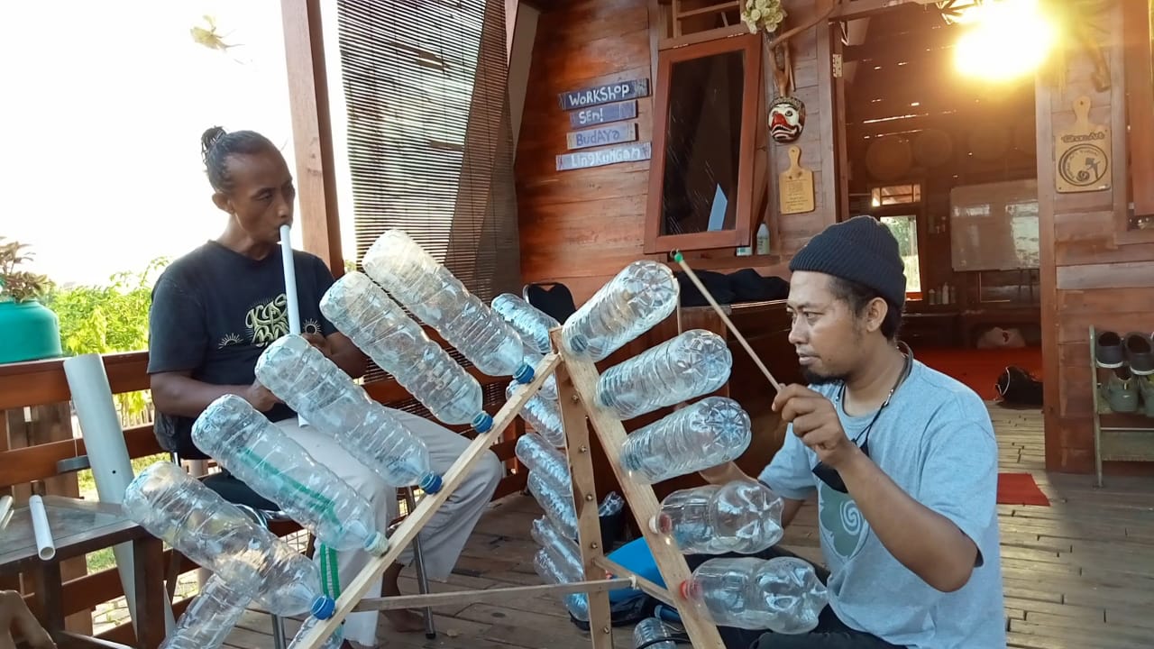 Uniknya Alat Musik Botol Bekas di Tabalong, Simak Pesannya