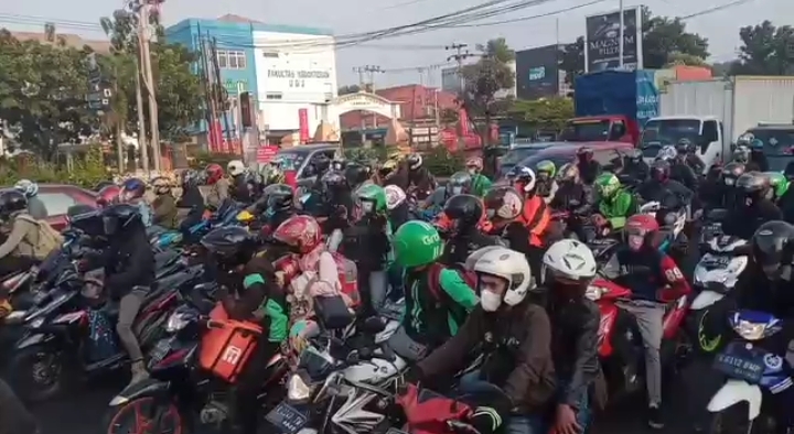 Dua Hari Jelang Lebaran, Jalur Pantura Kota Cirebon Masih Dipadati Pemudik