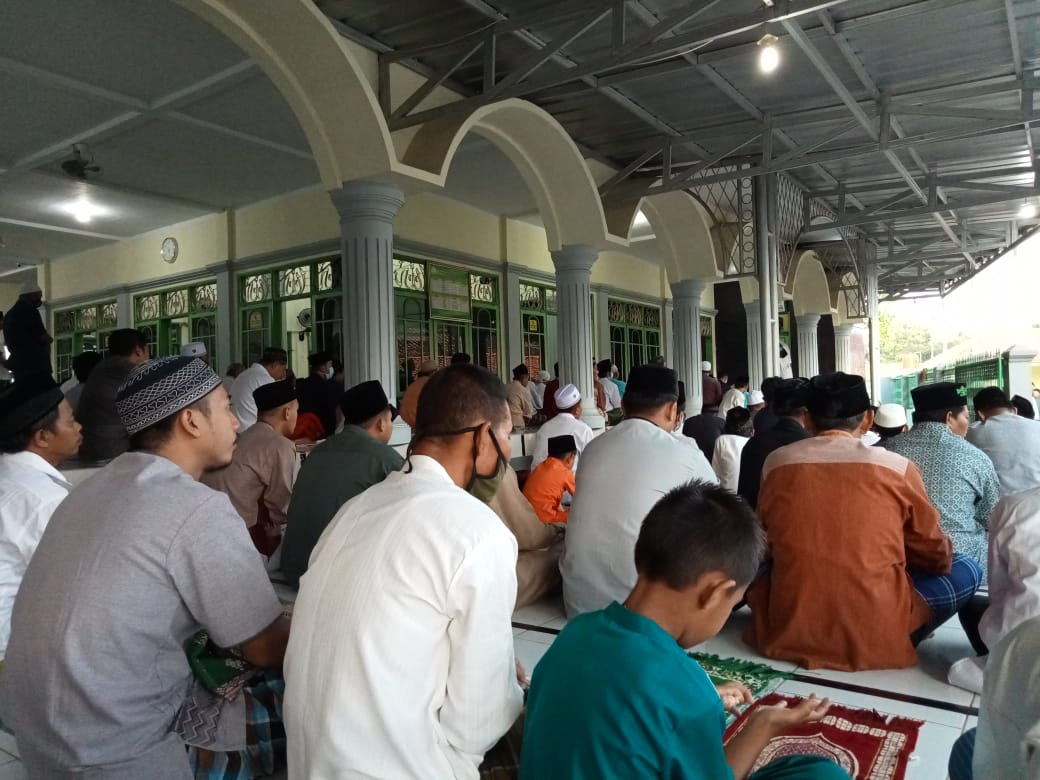 Khidmat, Warga Babakan Sumber Salat Id di Masjid Syarif Hidayatullah